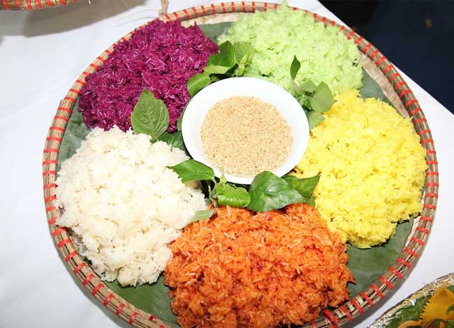 6-typical-foods-of-Ha-Giang-five-color-steamed-rice